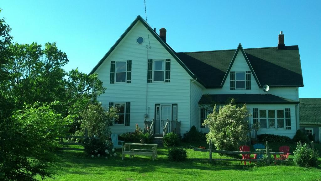 Lovely Green Gable Home Miscouche ภายนอก รูปภาพ