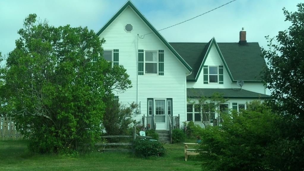 Lovely Green Gable Home Miscouche ภายนอก รูปภาพ