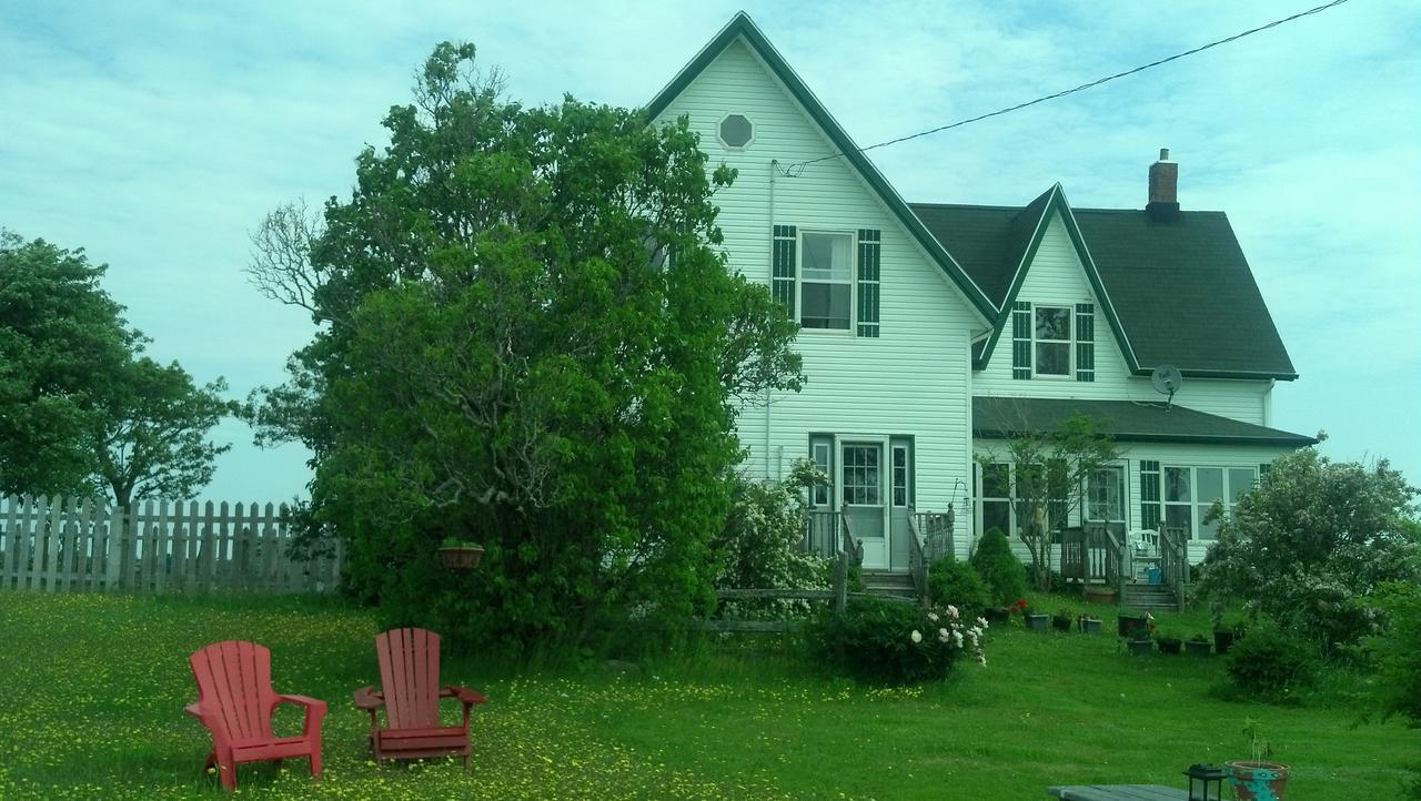 Lovely Green Gable Home Miscouche ภายนอก รูปภาพ