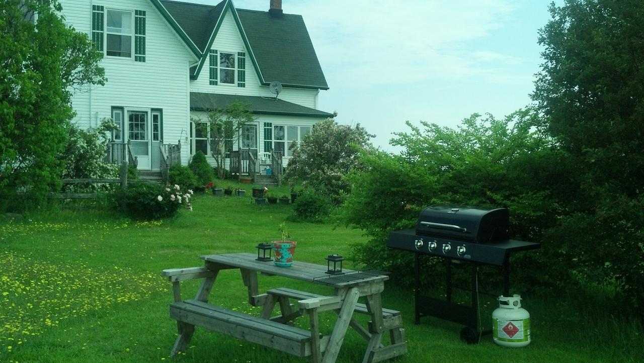 Lovely Green Gable Home Miscouche ภายนอก รูปภาพ